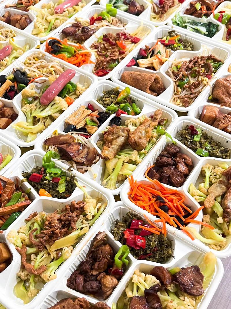 在无极县，宗田肉食盒菜店以其独特的经营理念——“肉食者谋之, 又何间焉? 肉食者鄙, 未能远谋”，吸引了众多食客的目光。这家新开业的店铺不仅仅是一家卖肉的地方，更是一个关于食材与生活哲学的探讨空间。